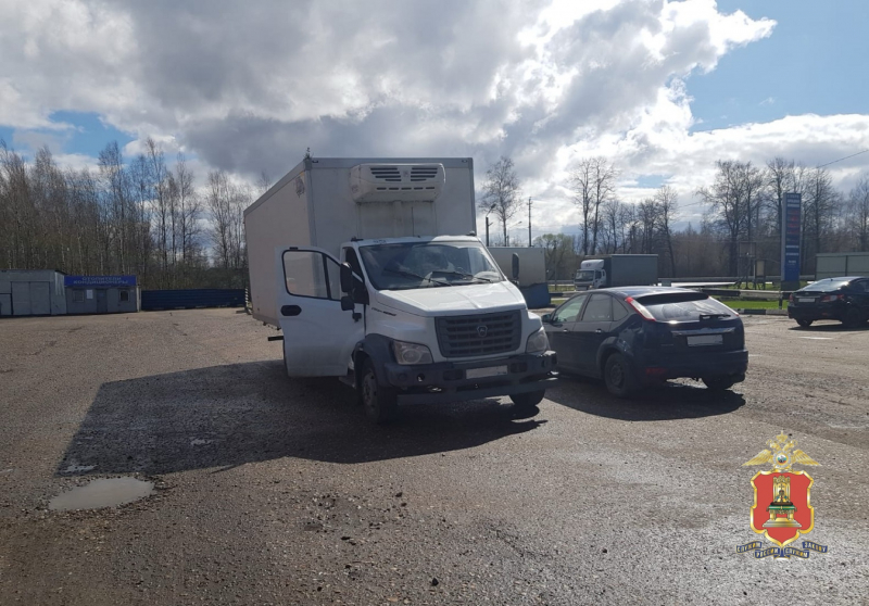 По горячим следам задержали похитителя телефонов из кабины грузовика в Тверской области